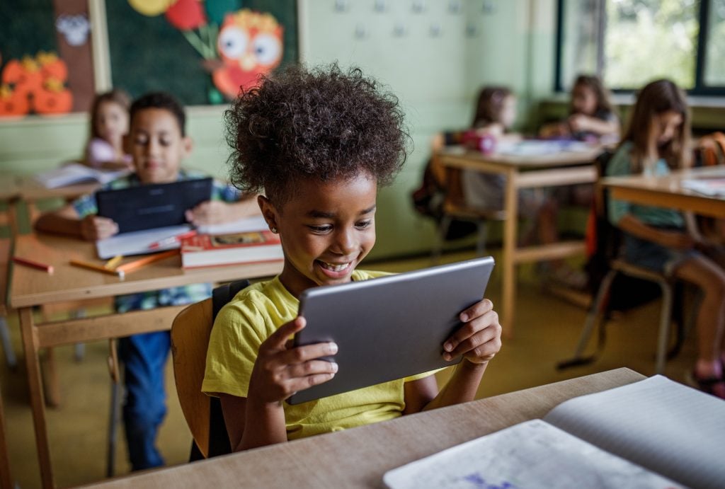 geração alpha tecnologia escola sala de aula tablet