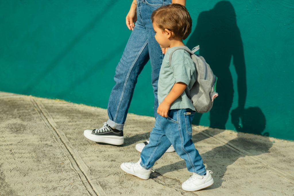 A transição entre segmentos é um dos muitos desafios que o mundo da educação apresenta, tanto para gestores quanto para professores e equipes pedagógicas. Entre tantas questões, essa sempre está presente, circulando e buscando um lugar entre os principais tópicos. No entanto, muitas vezes é deixada de lado, especialmente porque é vista como algo complicado de lidar. E esse é o panorama que enfrentamos na educação básica! O impacto da transição entre segmentos nos alunos O desafio da transição de segmentos começa já na passagem de bastão entre Educação Infantil e Ensino Fundamental. E se essa fase não for conduzida da melhor forma, a mudança dos anos iniciais para os finais pode ser ainda mais intensa e desafiadora! Mas quem sente o impacto logo de cara? A criança! Muitas vezes, professores, equipe pedagógica e até os pais nem percebem a gravidade da situação, que se não for trabalhada e corrigida rapidamente, essa transição pode causar dificuldades que vão acompanhar a criança ao longo de todo o seu caminho na educação básica. Preparação gradual: a chave para uma mudança mais tranquila Para garantir uma transição suave, é importante que as crianças tenham, ainda na educação infantil, uma introdução gradual ao estilo de aula do Ensino Fundamental. Uma estratégia legal é fazer pequenas mudanças na disposição da sala de aula, que é o ambiente mais familiar para elas. Afinal, qualquer mudança por lá gera curiosidade e perguntas! Embora hoje em dia os estudantes tenham mais dificuldade em ficar em lugares fixos por longos períodos, a sala de aula é um espaço que eles conhecem bem, e a interação deve ser incentivada. Entender essas mudanças torna a experiência muito mais rica e ajuda na adaptação. Deixar essa adaptação para o início do novo segmento pode ser estressante, então preparar as crianças antes faz com que elas se sintam animadas para a próxima fase, de que agora vão estudar no mesmo lugar dos “grandões”. A necessidade de ambientes adaptados O movimento inverso também é muito bem-vindo, especialmente no 1º ano do Fundamental. Criar um ambiente que lembre a educação infantil pode ajudar na transição, trazendo de volta aquela sensação familiar e facilitando a revisão dos primeiros passos. Mas, cuidado! Manter as crianças em um espaço muito infantilizado e recreativo por muito tempo pode prejudicar o desempenho inicial. O cenário ideal é misturar um pouco de novidade com experiências prévias, assim as crianças se sentem animadas e preparadas para o que está por vir na rotina de estudos! A importância de experiências prévias para a transição entre segmentos Uma ótima estratégia é organizar atividades e encontros que permitam a interação entre alunos de diferentes segmentos. Assim, as crianças da educação infantil conseguem observar a rotina dos estudantes do Ensino Fundamental e se familiarizar com o ambiente. Essa interação é essencial para a próxima etapa que vamos falar: a transição passagem dos anos iniciais para os finais, do ciclo 1 para o ciclo 2! A grande virada: da magia do 5º ano ao desafio do 6º! Se você me perguntar qual transição causa mais impacto, eu não hesitaria em dizer que é a passagem do 5º para o 6º ano! Imagine-se com apenas 11 anos enfrentando uma mudança tão grande: Número de professores (1 para 8). Muito mais atividades e tarefas de casa. Simulados (provão, testão, diagnóstica por área). Aulas que antes eram separadas em eixos agora viram disciplinas, com subdivisões como álgebra, geometria, literatura, gramática e produção textual. Isso tudo exige uma organização e maturidade bem maiores dos estudantes! Essa transição pode ser um desafio e, se não for bem acompanhada, pode levar até à queda de rendimento, surpreendendo quem sempre teve um ótimo desempenho até então. Não é incomum ouvirmos histórias de alunos com alto rendimento até o 5º ano e que sofrem uma queda de rendimento e de interesse pelos estudos a partir do 6º. Entendendo a complexidade da faixa etária A transição entre ciclos no Ensino Fundamental é impactante, especialmente por causa da faixa etária. São crianças? Pré-adolescentes? Adolescentes? Se para nós é difícil ter um consenso, para o aluno, é ainda mais complexo. No meio de tantas mudanças hormonais e emocionais, ainda existe um impacto no ambiente que, como dissemos no início, é uma extensão de seu lar, seu porto seguro. A chave aqui é a interação! Conhecer os professores do ciclo acima, participar de aulas experimentais (os famosos "aulões" são uma ótima opção) e envolver o 5º ano pontualmente, nas atividades recreativas do Fundamental 2, como intervalos, apresentações culturais ou projetos artísticos, pode criar momentos inesquecíveis. É uma linda e simbólica passagem de bastão entre as turmas! Construindo conexões: parcerias que transformam — Mas e se eu não tiver o próximo segmento na minha escola? — você pode se perguntar. Aí está uma ótima chance de fortalecer parcerias institucionais! Que tal convidar uma escola de outro segmento para participar desta ação? Ou, quem sabe, organizar uma visita a outra instituição com alguns professores? Construir bons relacionamentos com outras escolas é um super bônus, especialmente quando o foco é a saúde e o bem-estar emocional dos nossos estudantes! O bem-estar dos alunos em 1º lugar E aqui é o ponto da nossa reflexão: facilitar a transição entre segmentos é bem mais fácil quando lembramos que o principal objetivo de uma instituição de ensino é cuidar do bem-estar dos alunos. Essa meta é totalmente alcançável, especialmente com o que discutimos aqui — os custos são baixos e a adaptação é tranquila. E as crianças? Ah, elas vão continuar sendo crianças, mas, além de sonhar em ser “grandões”, vão poder se preparar para ser “grandões”. 